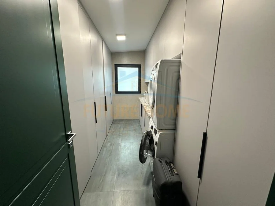 Tirane, shitet apartament 3+1+3 Kati 6, 390 m² 850.000 € (liqeni i thate)