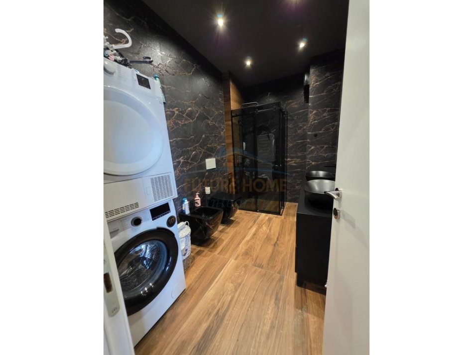 Tirane, shitet apartament 2+1+Verande+Garderobe Kati 5, 231.68 m² 450.000 € (Ish Tregu Elektrik)