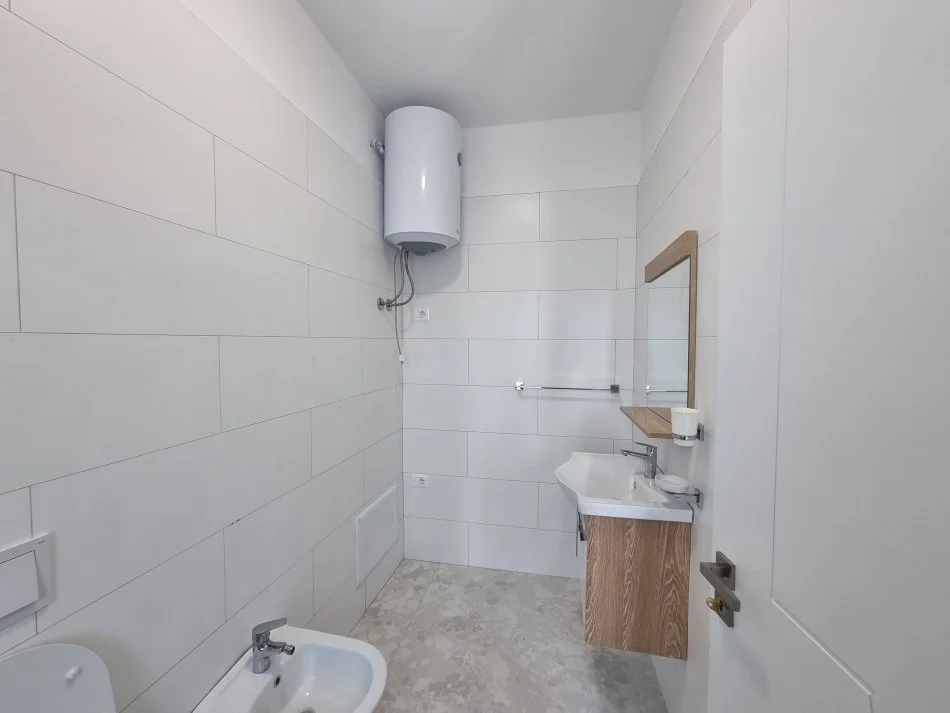 Tirane, jepet me qera apartament 2+1 Kati 4, 93 m² 750 € (Porcelan)