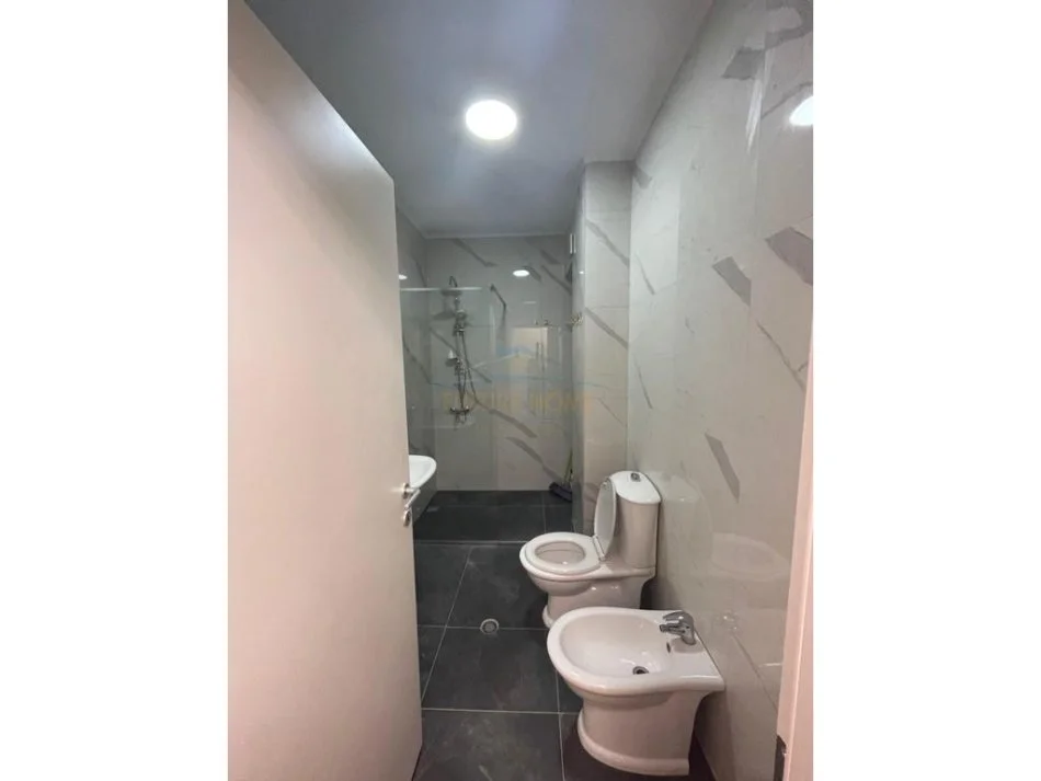 Tirane, jepet me qera apartament 1+1+Ballkon Kati 6, 69 m² 700 € (Stacioni i Trenit)