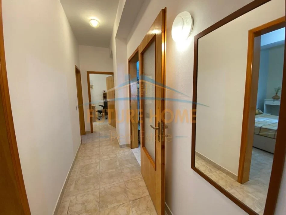 Tirane, jepet me qera apartament 3+1+Ballkon Kati 3, 140 m² 750 € (PRANE BLLOKUT TE AMBASADAVE)