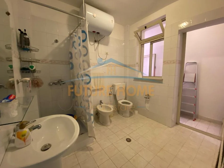 Tirane, jepet me qera apartament 3+1+Ballkon Kati 3, 140 m² 750 € (PRANE BLLOKUT TE AMBASADAVE)