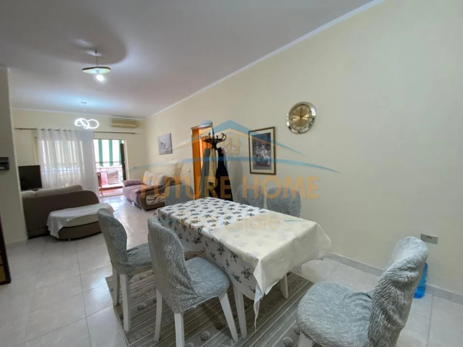 Tirane, jepet me qera apartament 3+1+Ballkon Kati 3, 140 m² 750 € (PRANE BLLOKUT TE AMBASADAVE)