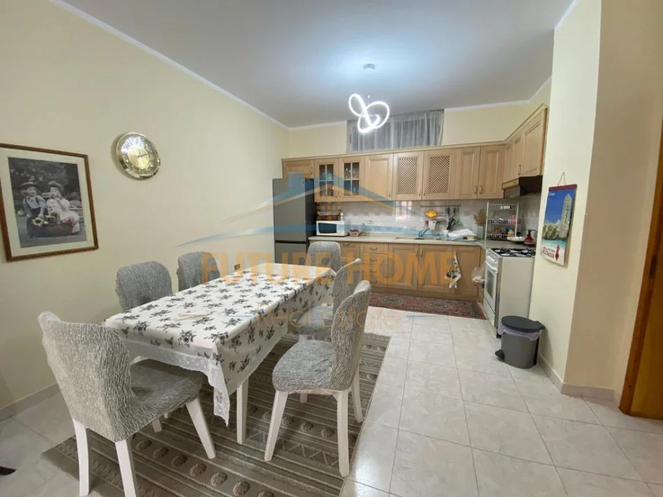 Tirane, jepet me qera apartament 3+1+Ballkon Kati 3, 140 m² 750 € (PRANE BLLOKUT TE AMBASADAVE)