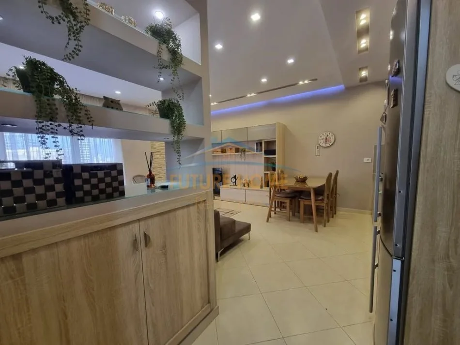 Tirane, jepet me qera apartament 2+1+Ballkon , 104 m² 900 € (Kopshti Botanik)