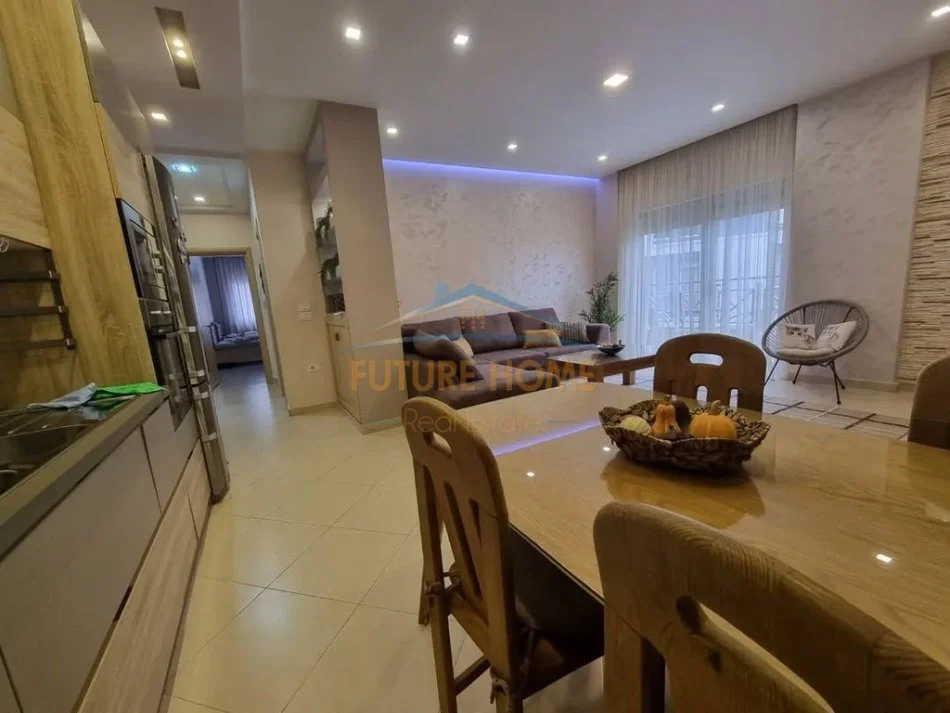 Tirane, jepet me qera apartament 2+1+Ballkon , 104 m² 900 € (Kopshti Botanik)