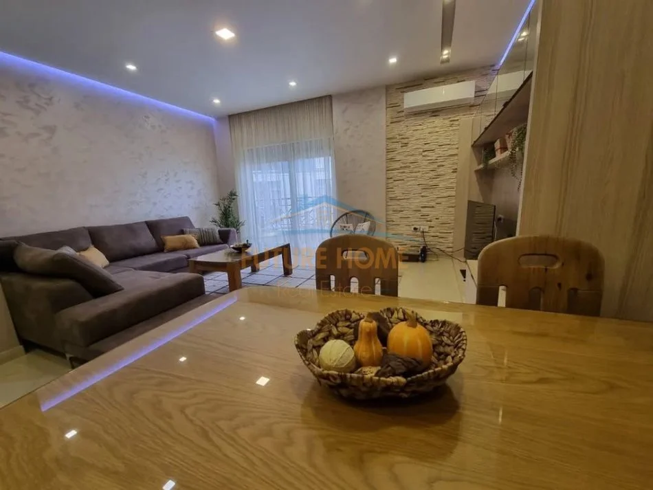 Tirane, jepet me qera apartament 2+1+Ballkon , 104 m² 900 € (Kopshti Botanik)