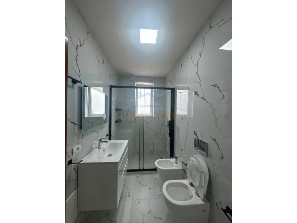 Tirane, jepet me qera apartament 1+1 Kati 4, 49 m² 400 € (KOMBINAT)