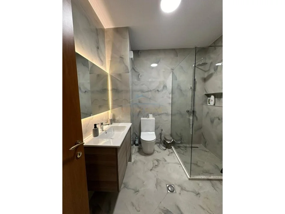 Tirane, shitet apartament 2+1+Ballkon Kati 5, 97 m² 330.000 € (STADIUMI AIR ALBANIA)