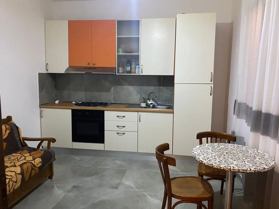 Durres, jepet me qera Vile 2+1 Kati 1, 75 m² 300 € 