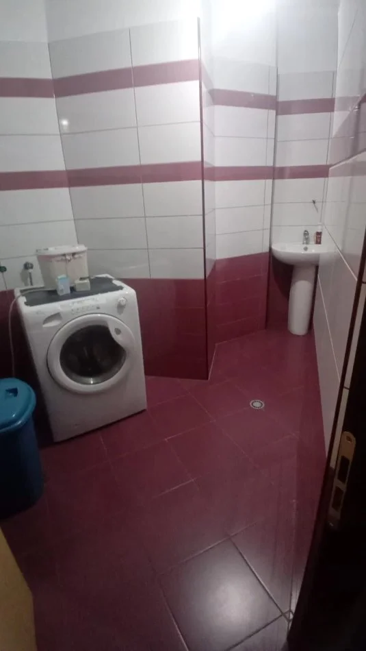 Tirane, jepet me qera apartament 2+1+Ballkon Kati 2, 160 m² 500 € (Yzberisht prane Big Market Bulevard)