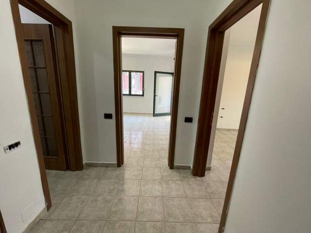 Tirane, jepet me qera ambjent biznesi Kati 1, 132 m² 800 Euro (Faik Konica)