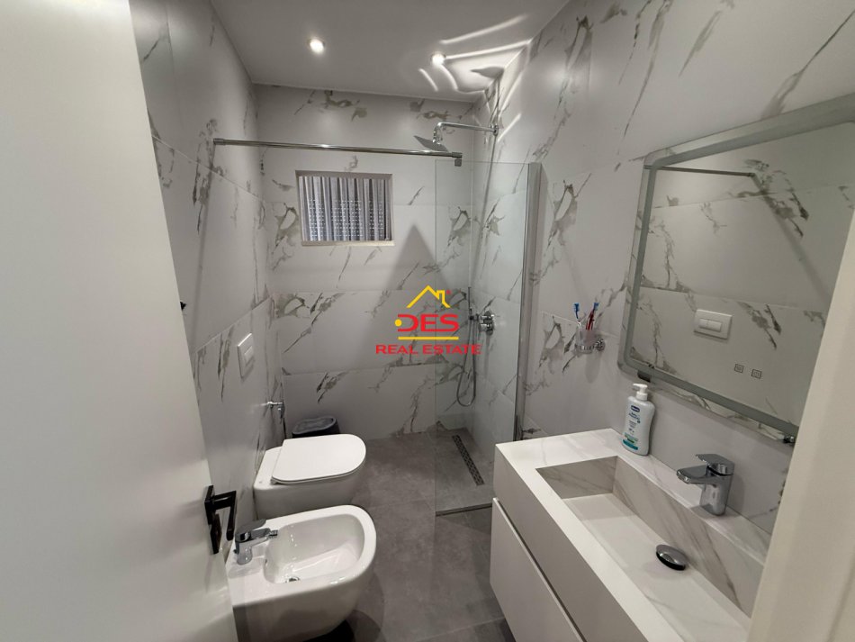 Vlore, jepet me qera apartament 1+1+Ballkon Kati 4, 70 m² 300 € (Rruga Osman Haxhiu)