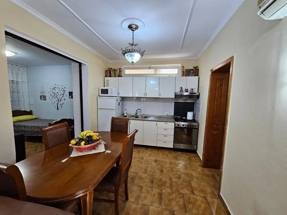Tirane, jepet me qera apartament 2+1+Ballkon Kati 1, 100 m² 480 € (Rruga Muhamet Gjollesha)