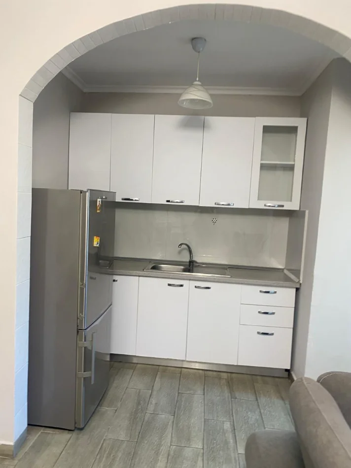 Tirane, jepet me qera apartament 1+1 Kati 3, 65 m² 500 € (Perballe Delijorgjit)