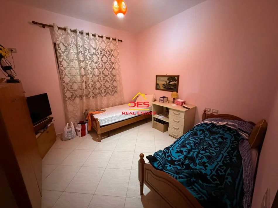 Vlore, jepet me qera Vile 3+1+Ballkon Kati 2, 120 m² 500 € (Rruga Demokracia)