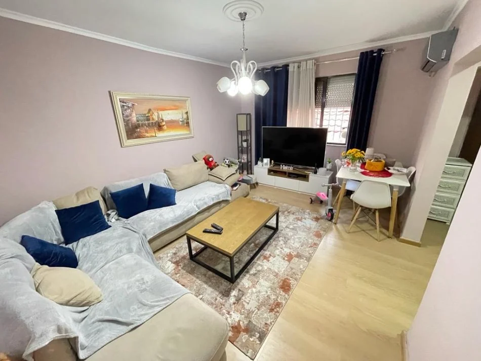 Tirane, jepet me qera apartament 1+1 Kati 1, 56 m² 500 € (Rruga ndre mjeda)