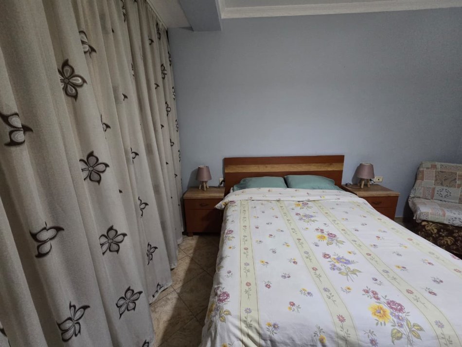 Tirane, jepet me qera apartament 2+1+Ballkon Kati 4, 129 m² 700 € (RRUGA KAVAJES)