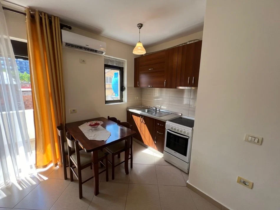 Tirane, jepet me qera apartament 1+1 Kati 2, 60 m² 500 euro (Stacioni I Trenit)