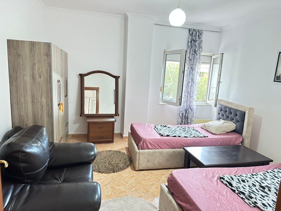 Tirane, jepet me qera apartament 2+1 Kati 3, 114 m² 700 € (Zogu i Zi)