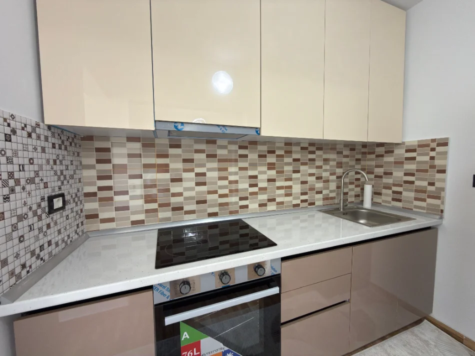 Tirane, jepet me qera apartament 1+1 Kati 3, 70 m² 450 € (Allias)