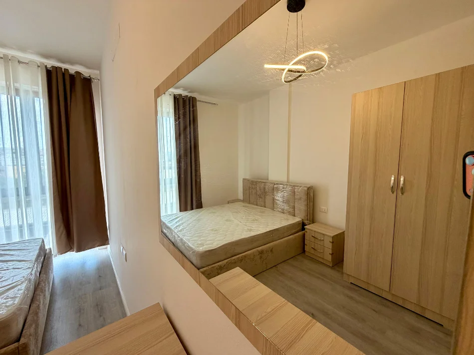 Tirane, jepet me qera apartament 2+1+Ballkon Kati 4, 95 m² 600 € (ish dogana)