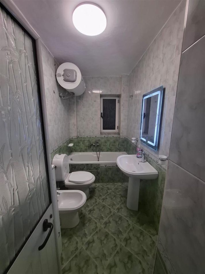 Durres, jepet me qera apartament 2+1+Ballkon Kati 4, 100 m² 600 € (ALI DEMI)