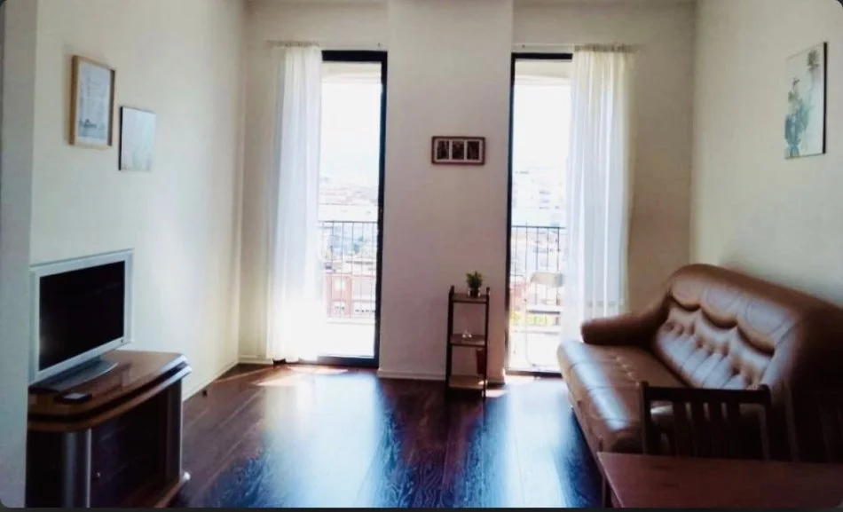 Tirane, jepet me qera apartament 1+1 Kati 7, 500 € 