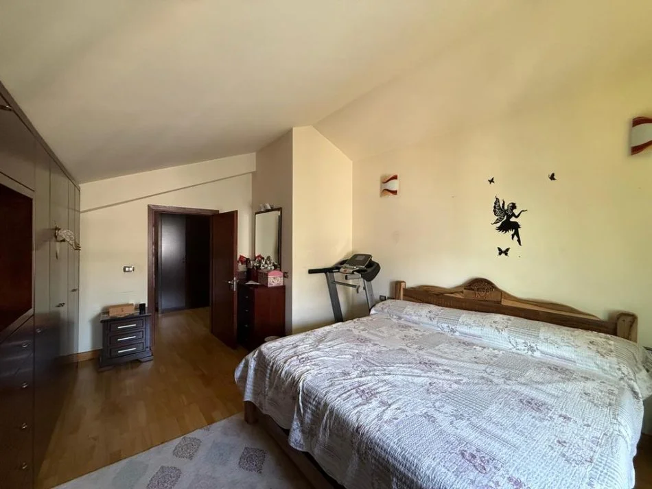 Tirane, jepet me qera apartament 3+1 Kati 5, 234 m² 2.500 € (Liqeni i Thate)