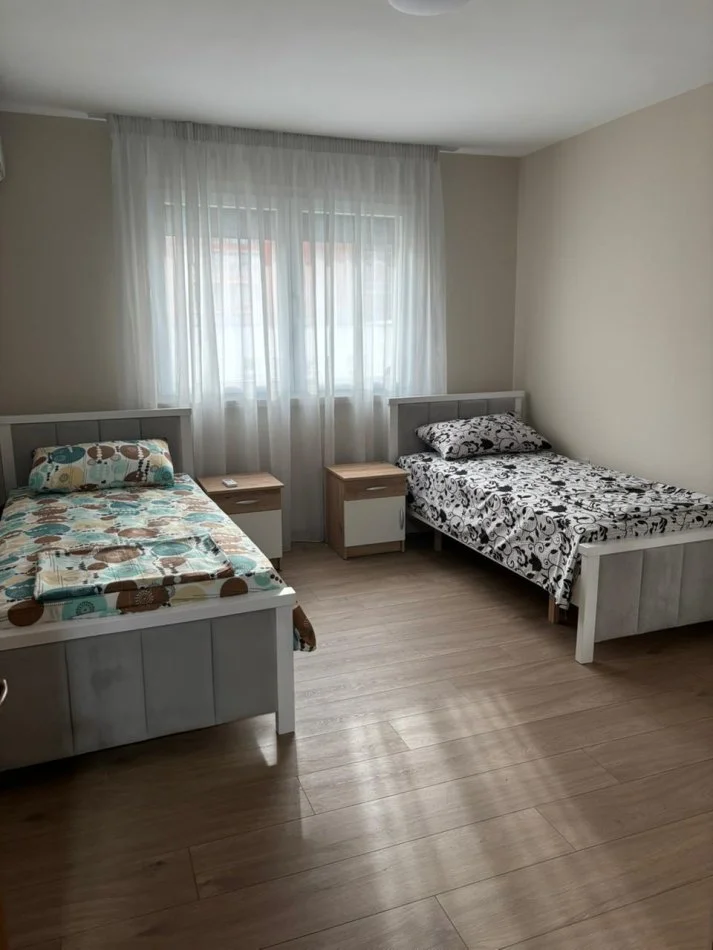 Tirane, jepet me qera apartament 2+1+Ballkon Kati 4, 90 m² 600 € (RRUGA E KAVAJES)