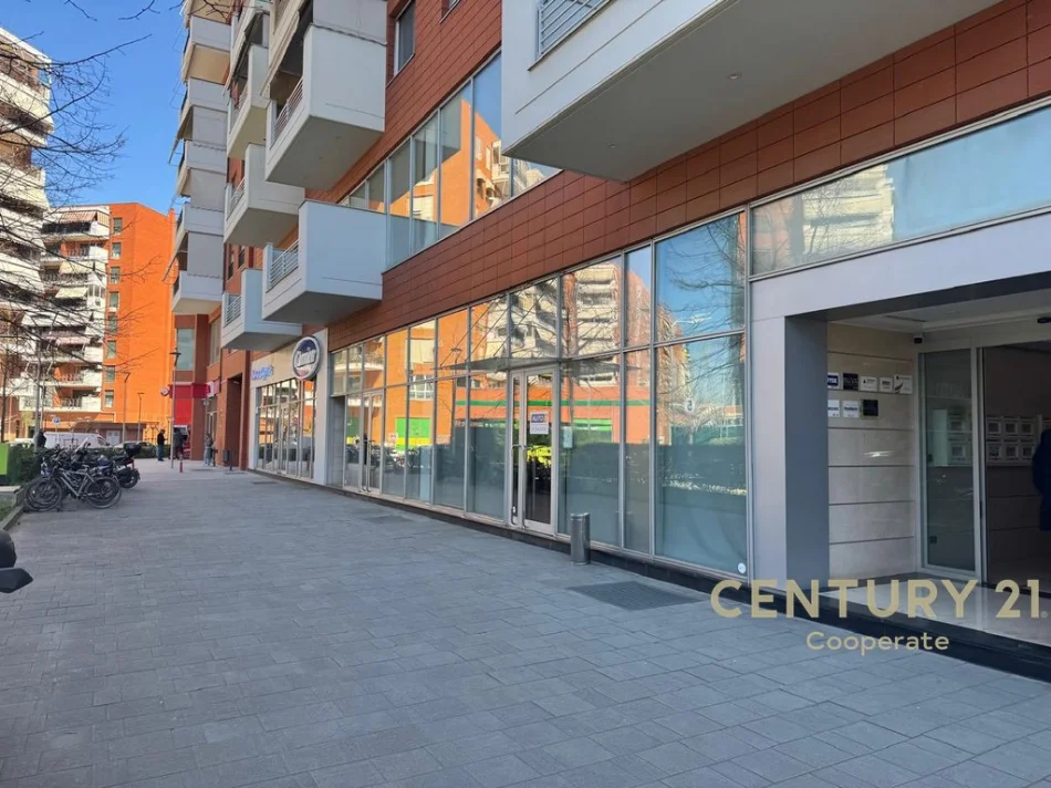 Tirane, jepet me qera ambjent biznesi Kati 1, 143 m² 3.000 € (Deliorgji)