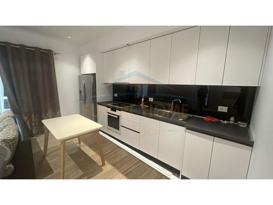 Tirane, jepet me qera apartament 2+1 , 75 m² 500 € 