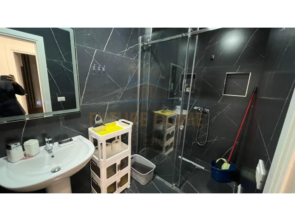 Tirane, jepet me qera apartament 2+1+Ballkon Kati 7, 90 m² 700 € (5maji)