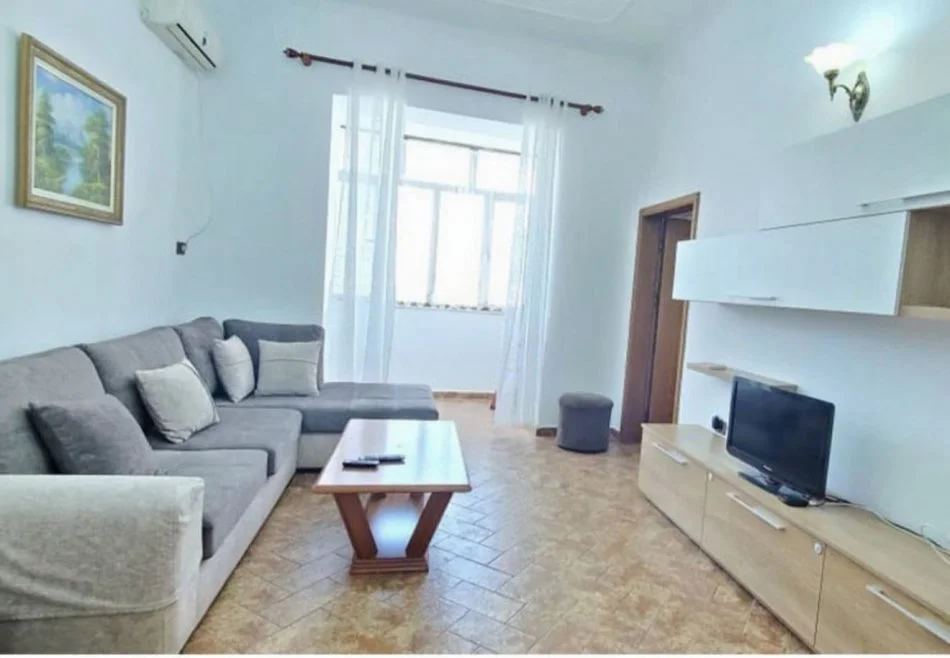 Tirane, jepet me qera apartament 1+1 Kati 5, 600 € (Pallatet Agimi)