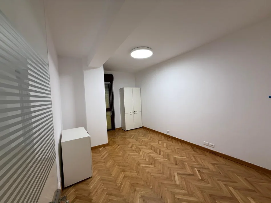 Tirane, jepet me qera ambjent biznesi Kati 8, 138 m² 2.000 € (Sheshi Skenderbej)