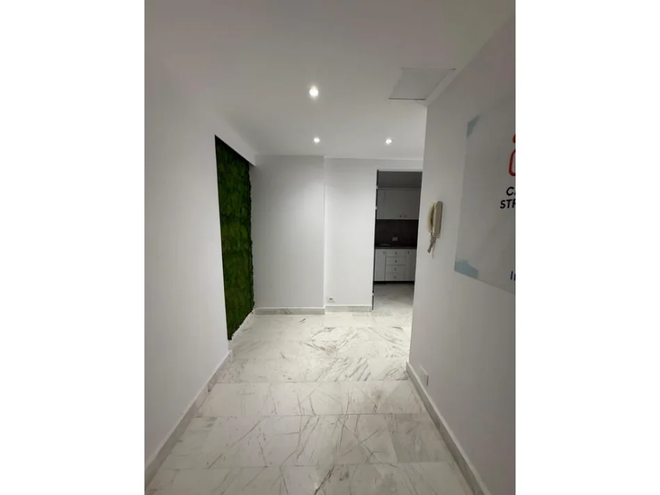 Tirane, jepet me qera ambjent biznesi Kati 8, 138 m² 2.000 € (Sheshi Skenderbej)