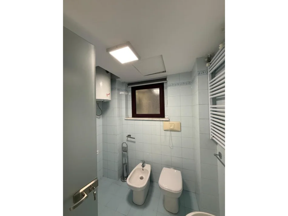 Tirane, jepet me qera ambjent biznesi Kati 8, 138 m² 2.000 € (Sheshi Skenderbej)