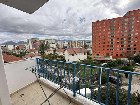 Tirane, jepet me qera 2+1 Kati 2, 80 m² 450 € (YZBERISHT)