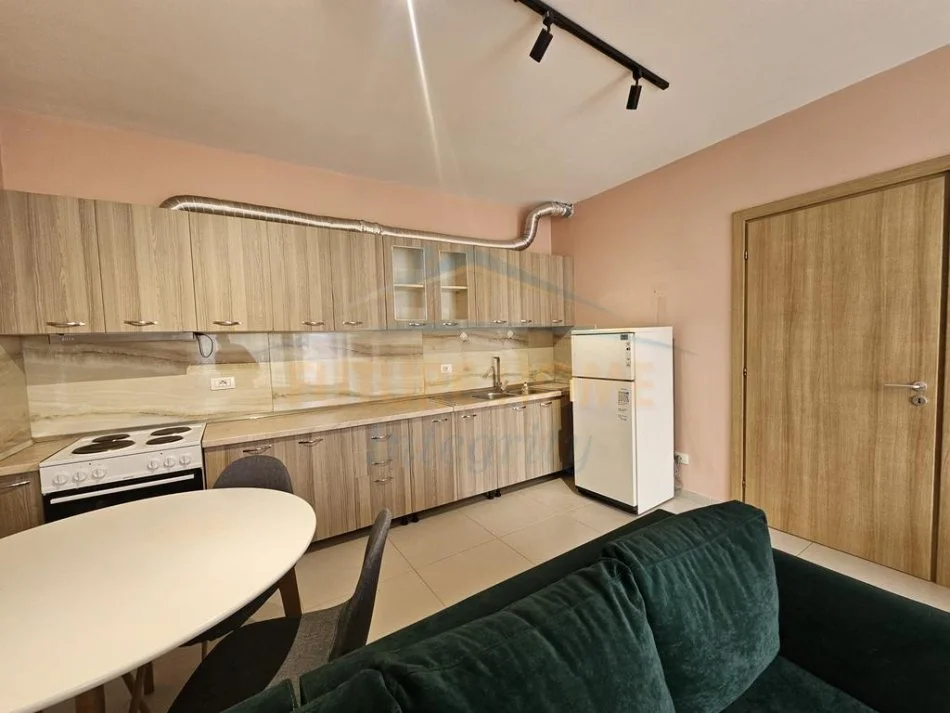 Tirane, jepet me qera apartament Kati 4, 100 m² 700 € (Rruga e Barrikadave)
