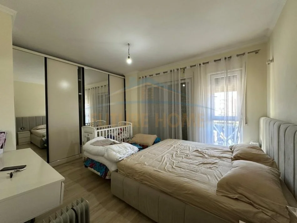 Tirane, shitet apartament 3+1 Kati 4, 181 m² 250000 euro (Fusha e Sportit, Laprake)