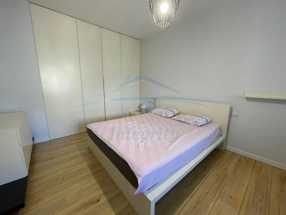 Tirane, jepet me qera apartament 1+1+Ballkon Kati 10, 80 m² 600 € (Selvia)