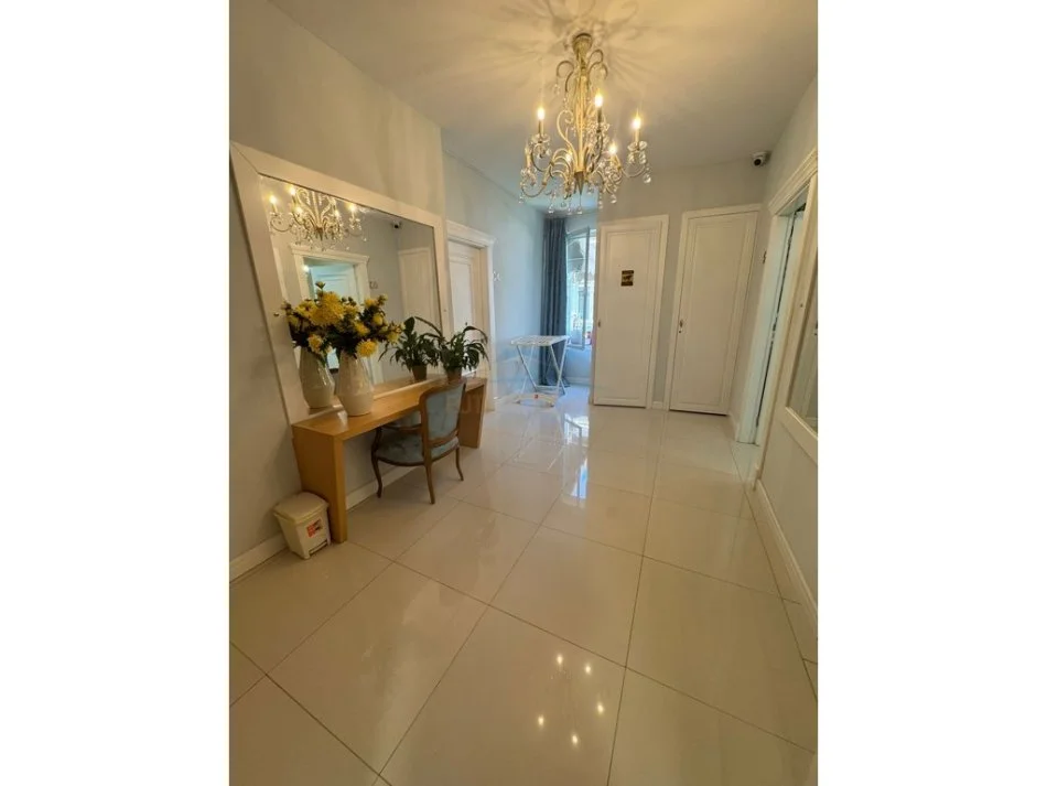 Tirane, shitet apartament 4+1+Aneks+Ballkon Kati 1, 193 m² 790.000 € (Blloku)