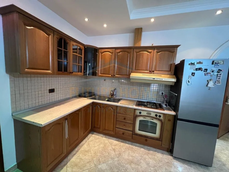 Qera, Apartament 2+1+2, Rruga Jordan Misja, Tiranë. 650 € (Rruga Jordan Misja)