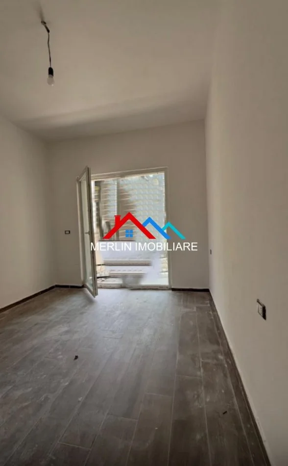 Tirane, jepet me qera zyre Kati 3, 70 m² 400 € (RRUGA DRITAN HOXHA)