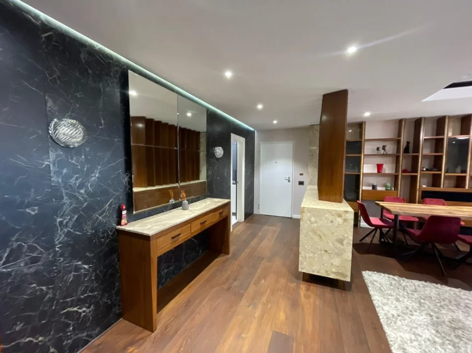 Tirane, jepet me qera apartament 2+1 Kati 3, 198 m² 1.600 € (kopshti botanik)