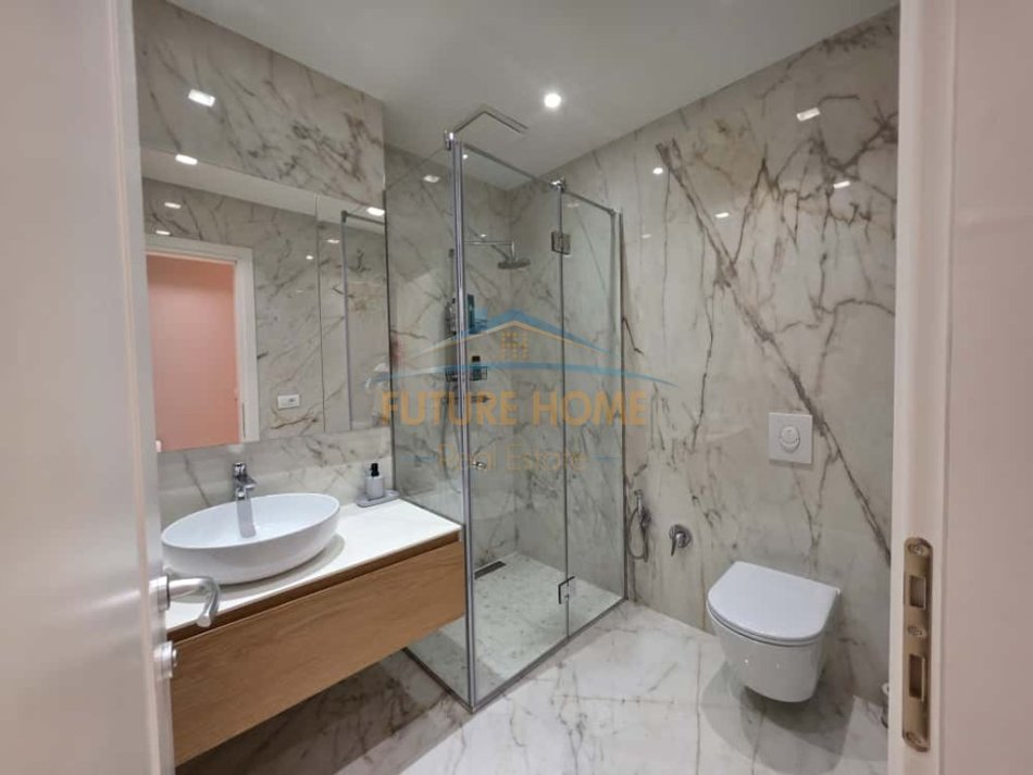 Tirane, jepet me qera apartament 3+1 Kati 6, 160 m² 1.700 € (Bulevardi Zogu i I)
