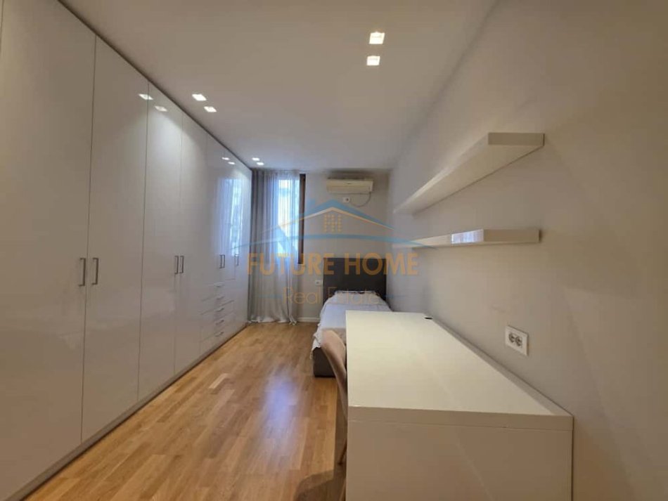 Tirane, jepet me qera apartament 3+1 Kati 6, 160 m² 1.700 € (Bulevardi Zogu i I)