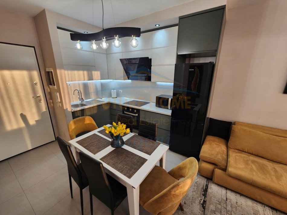 Tirane, jepet me qera apartament 1+1 Kati 7, 70 m² 900 € (Stadiumi Dinamo, Golden Palace Residece.)