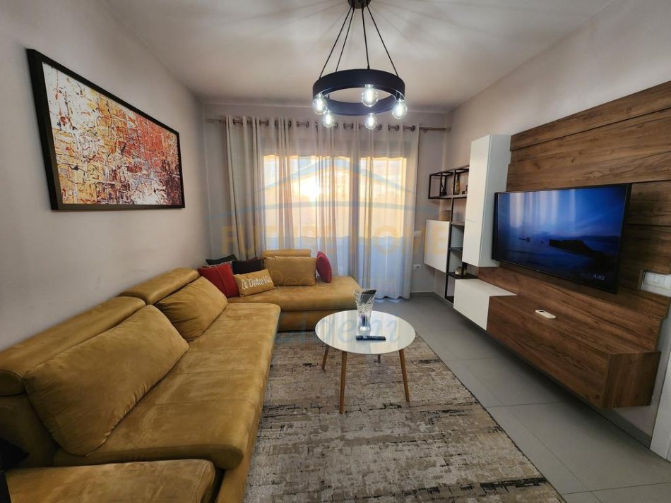 Tirane, jepet me qera apartament 1+1 Kati 7, 70 m² 900 € (Stadiumi Dinamo, Golden Palace Residece.)