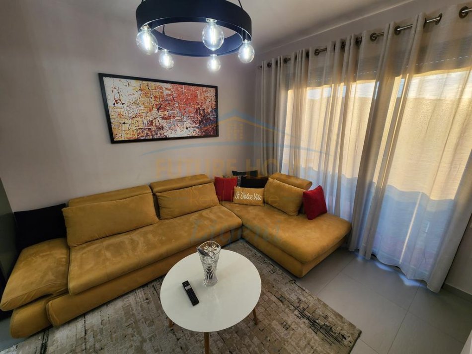 Tirane, jepet me qera apartament 1+1 Kati 7, 70 m² 900 € (Stadiumi Dinamo, Golden Palace Residece.)